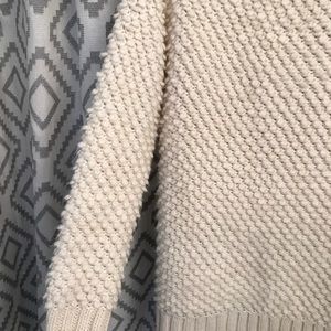 AMERICAN EAGLE WHITE SWEATER